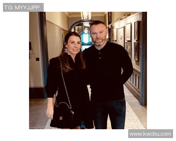 鲁尼晒出家庭团聚照片，网友纷纷称赞他敬爱老婆